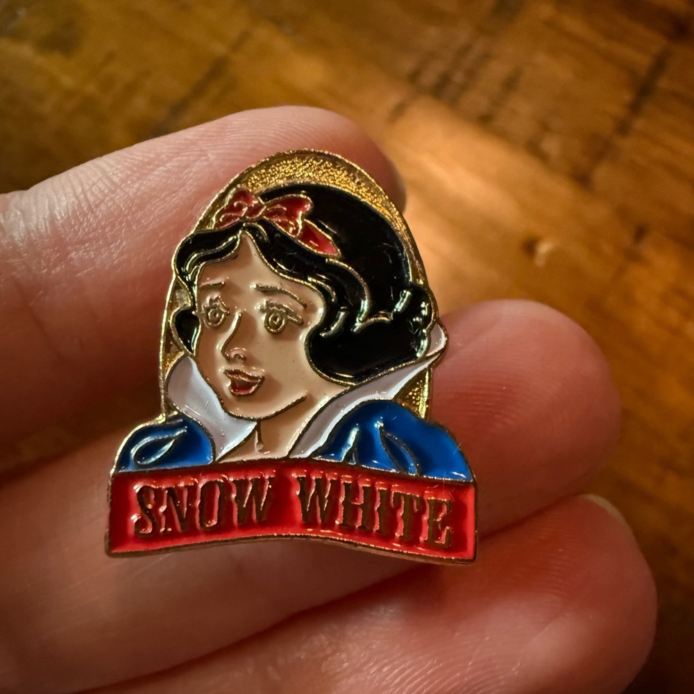 Disney Snow White Brooch - Gold, Red, Blue, Black